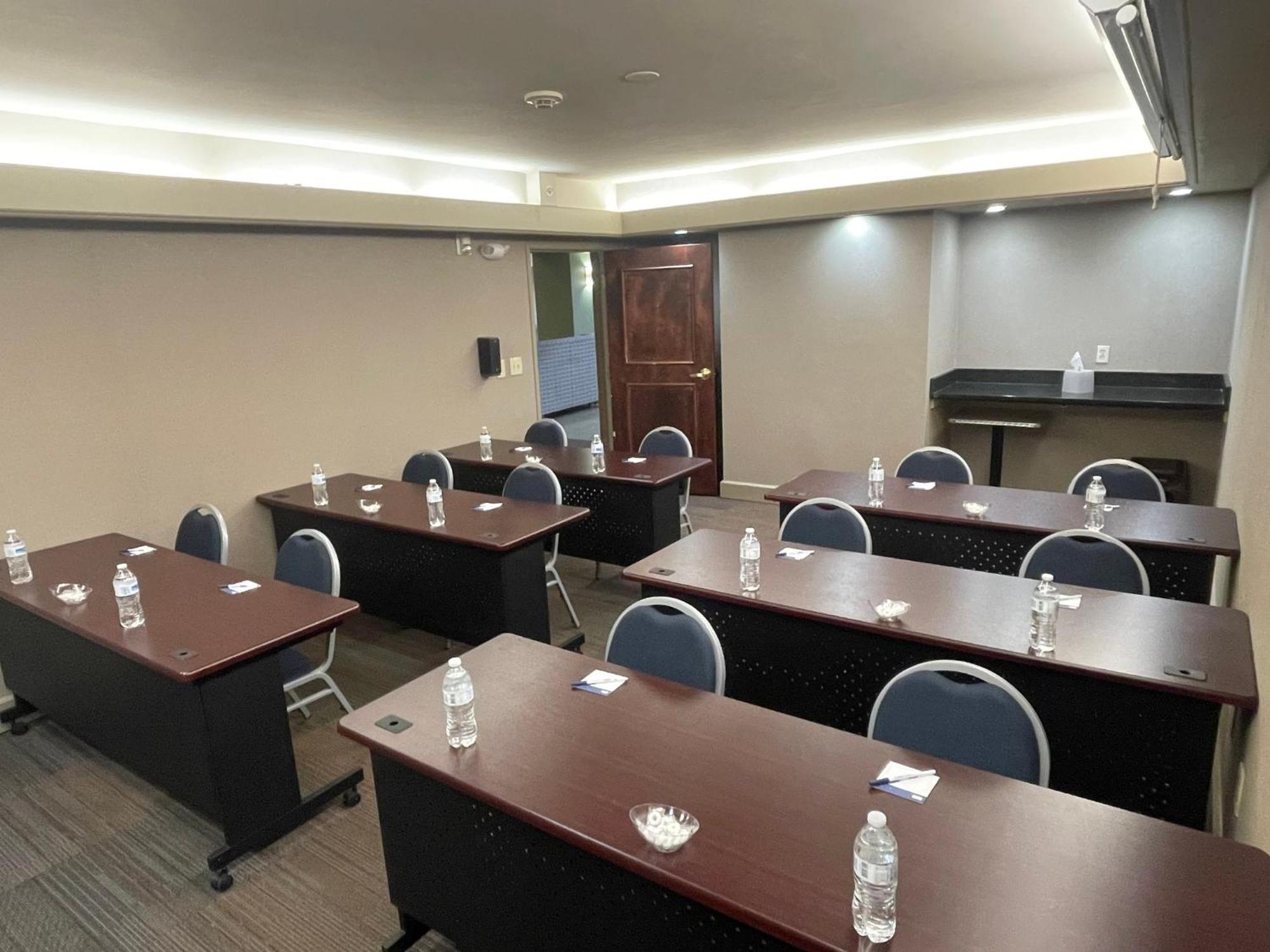 Holiday Inn Express Cleveland Downtown By Ihg Екстер'єр фото